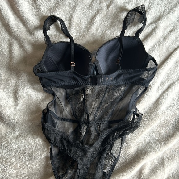 I wore this to the bar and I’m selling all my bar tops as I’m done college. - Picture 3 of 3